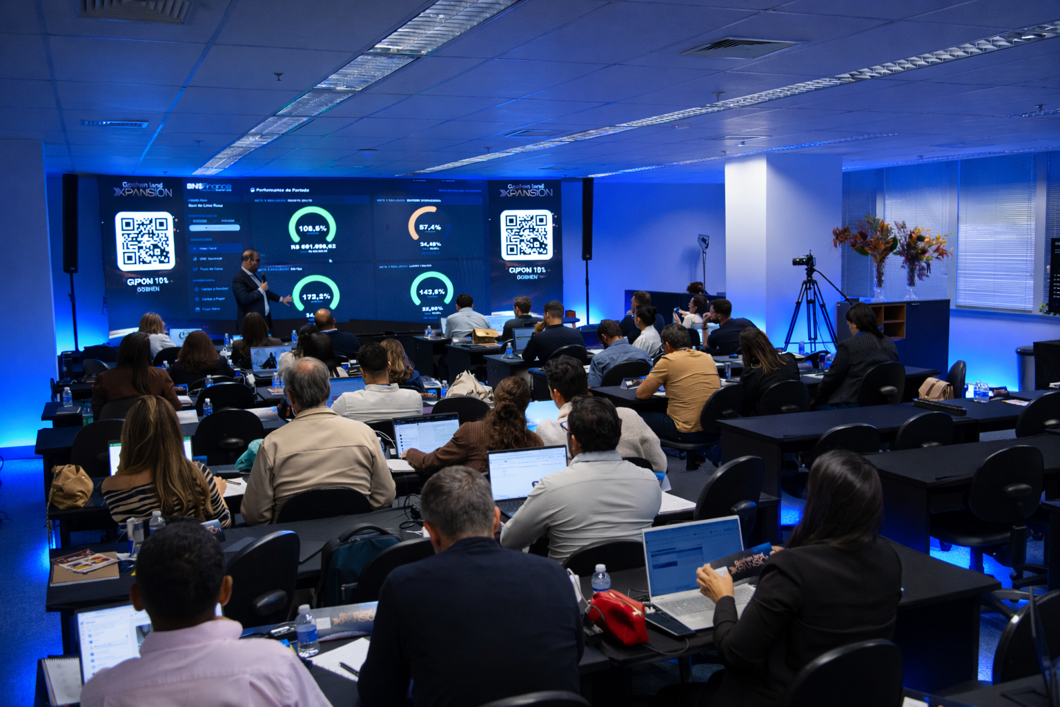 Evento corporativo com telão LED e plateia lotada
