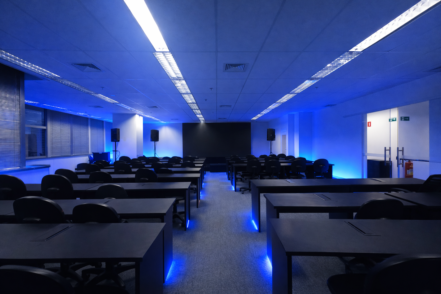 Espaço preparado com iluminação LED azul